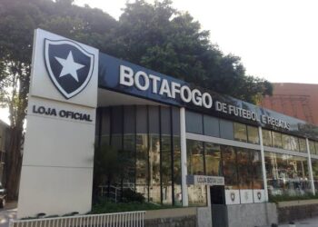 Textor conversa com técnico português e avança reformulação no Botafogo