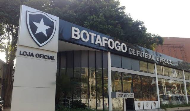 Textor conversa com técnico português e avança reformulação no Botafogo