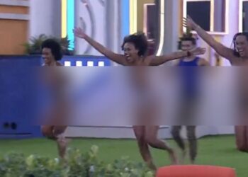 Após paredão, Jessi, Natália e Lina comemoram com pulo de topless na piscina do BBB