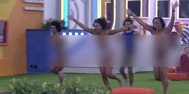 Após paredão, Jessi, Natália e Lina comemoram com pulo de topless na piscina do BBB