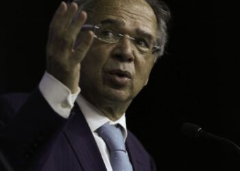 Governo avalia redução de imposto sobre combustíveis, diz ministro