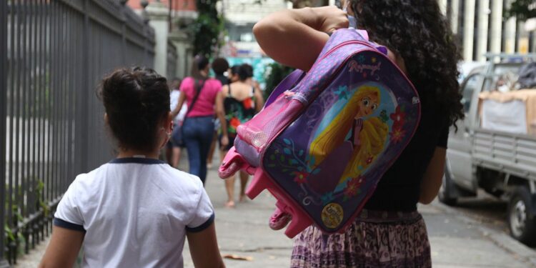 Dois em cada três estudantes precisam de reforço escolar, diz pesquisa