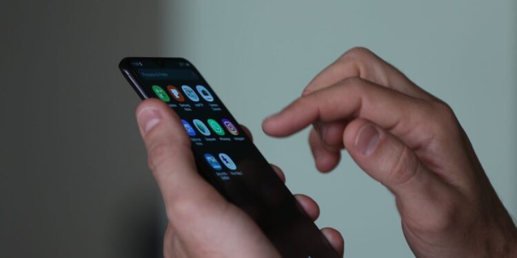 TSE formaliza acordo com 8 redes sociais para combater desinformação