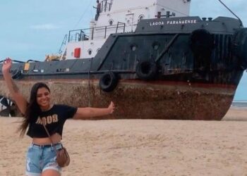 Navio encalhado vira ponto turístico em Fortaleza