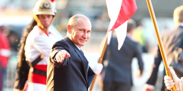 Putin reage a embargo de Biden e vai limitar comércio de matérias-primas