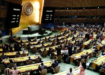 ONU aprova resolução que condena invasão da Ucrânia pela Rússia