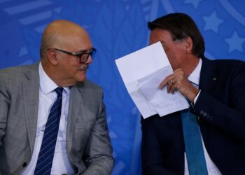 Ministro fica sob pressão e tenta minimizar pedido de Bolsonaro sobre pastores