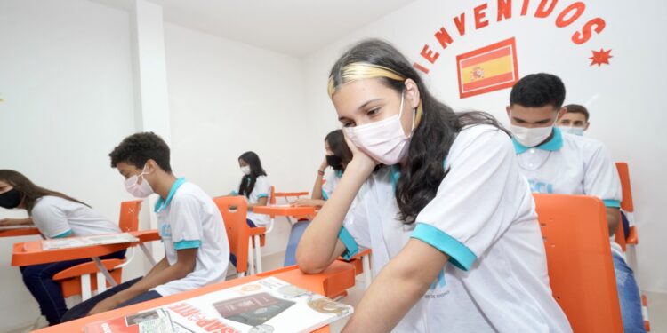 Em Russas, Governo inaugura 16º Centro Cearense de Idiomas e autoriza Centro de Educação Infantil