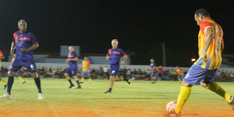 Material esportivo para participantes do Campeonato Aracatiense de Futebol 2022 são entregues nesta sexta (18)