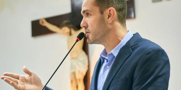 Tribuna livre: Guilherme Bismarck presta contas da Casa Civil de Aracati e anuncia afastamento