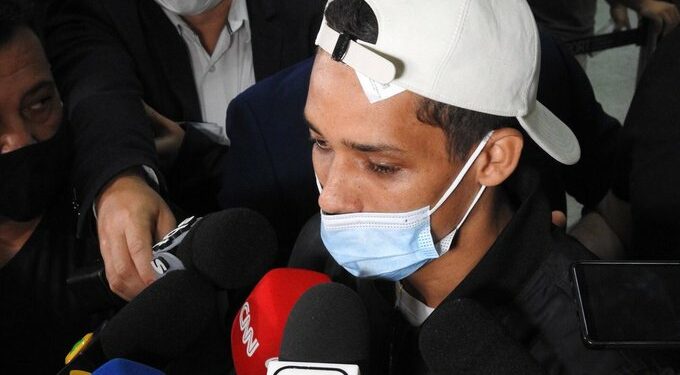 Jogadores de futebol chegam ao Brasil vindos da Ucrânia