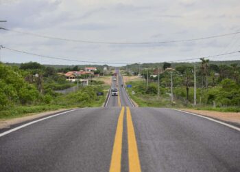 Governo do Ceará entrega nova CE-371, recuperada e sinalizada para levar mais segurança e movimentar a economia de Palhano