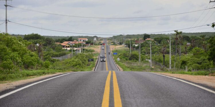 Governo do Ceará entrega nova CE-371, recuperada e sinalizada para levar mais segurança e movimentar a economia de Palhano