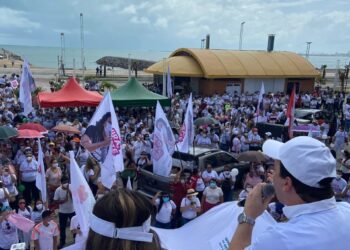 “É hora de pautar o projeto do piso da Enfermagem”, cobra Célio Studart em manifestação