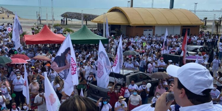 “É hora de pautar o projeto do piso da Enfermagem”, cobra Célio Studart em manifestação