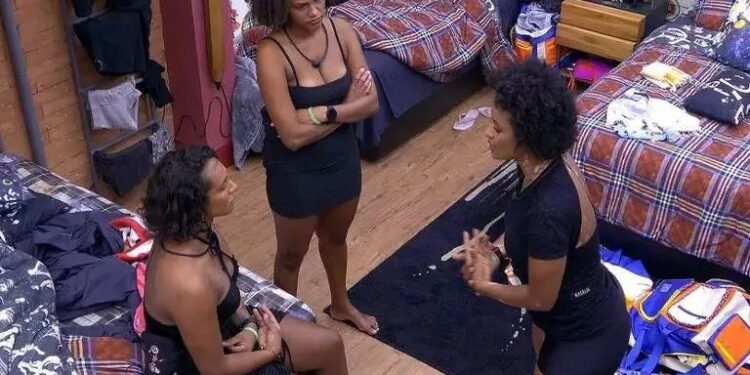BBB 22: Natália discute com Lina, joga cadeiras e é carregada por brothers