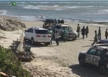 Barracas de pescadores nativos na praia de Pontal de Maceió, Fortim-CE, são derrubadas por ação policial