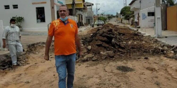 Aracati: Prefeito acompanha andamento de obras no município