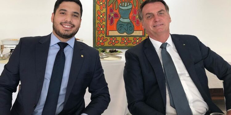 Deputado que acusou filme de pedofilia já ensinou a depilar o ânus em vídeo