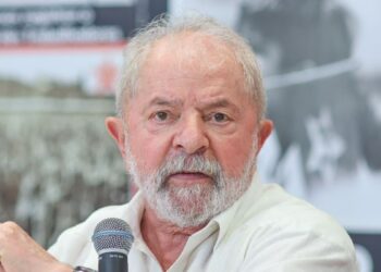 Lula volta a Curitiba pela 1ª vez após prisão em busca de palanque com Requião