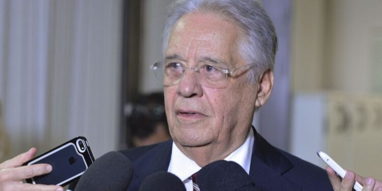 Ex-presidente Fernando Henrique Cardoso tem alta hospitalar