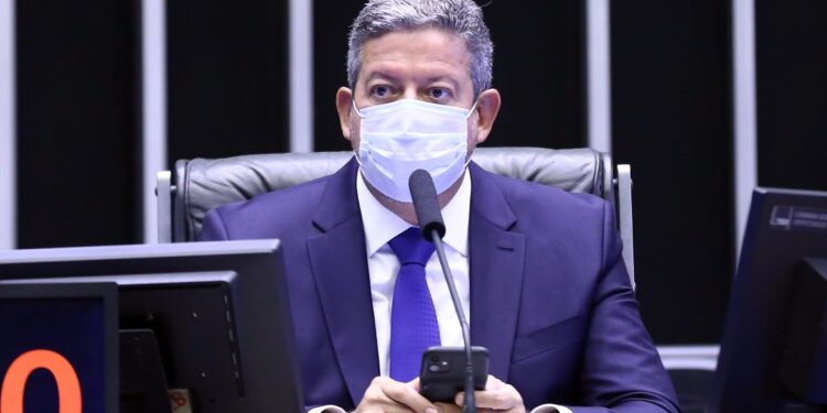 Lira suspende retorno presencial das atividades da Câmara