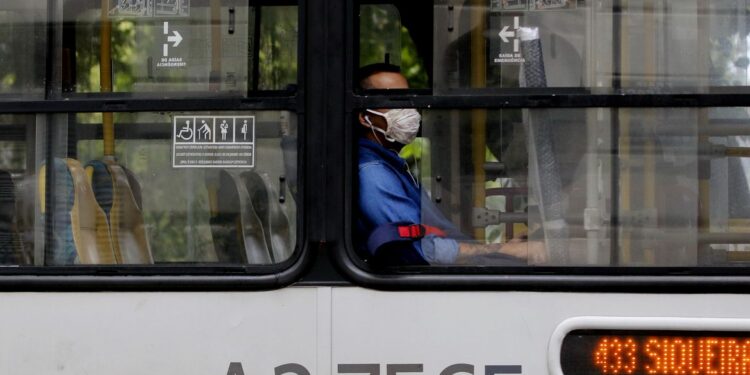 Covid-19: Brasil tem 29,8 milhões de casos e 658,9 mil mortes