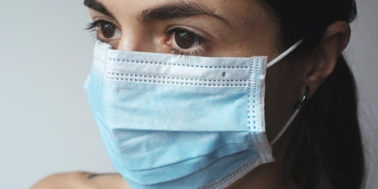 Máscaras deveriam ser mantidas em ambientes fechados, diz especialista