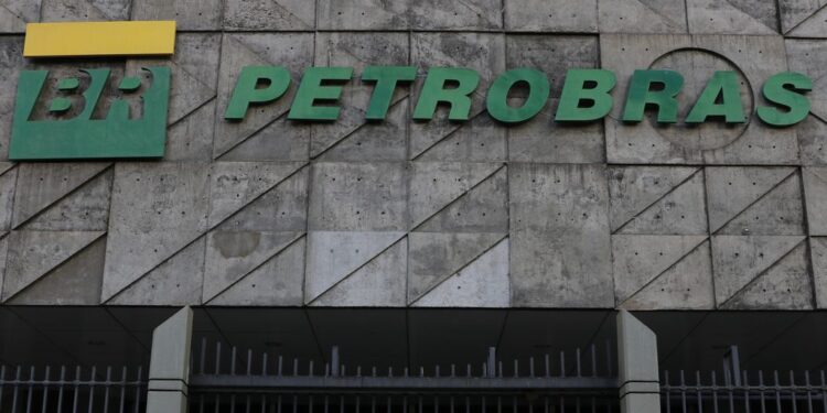 Bolsonaro defende que Petrobras reduza lucro para evitar alta nos combustíveis