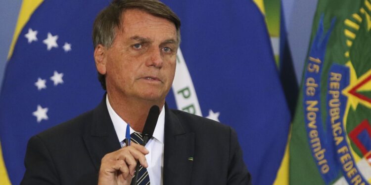 Bolsonaro deixa hospital após desconforto abdominal