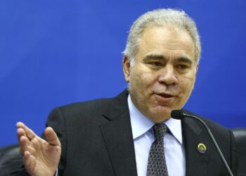 Governo planeja flexibilizar regra sobre uso de máscara no trabalho