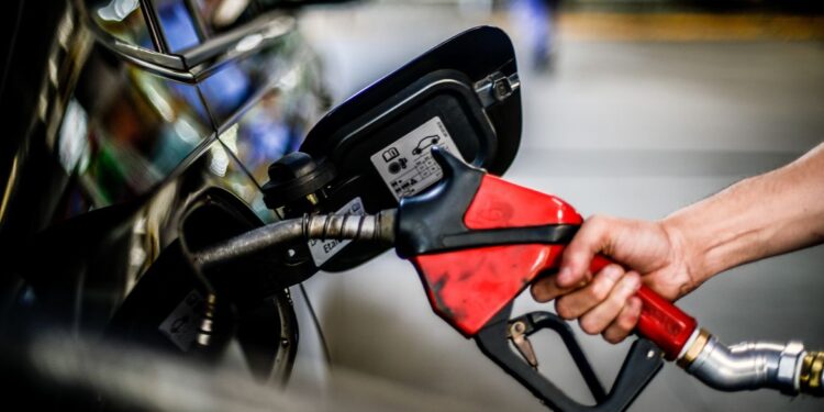 Projeto no Senado prevê ‘auxílio-gasolina’ para motoristas e motoboys