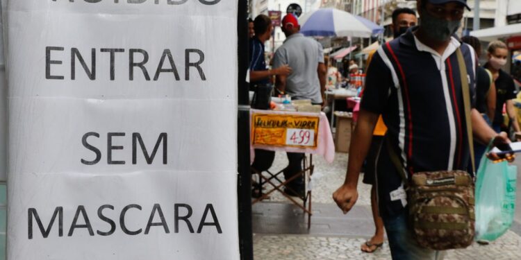 Covid-19: em dois anos, variantes e vacinas moldaram fases da pandemia