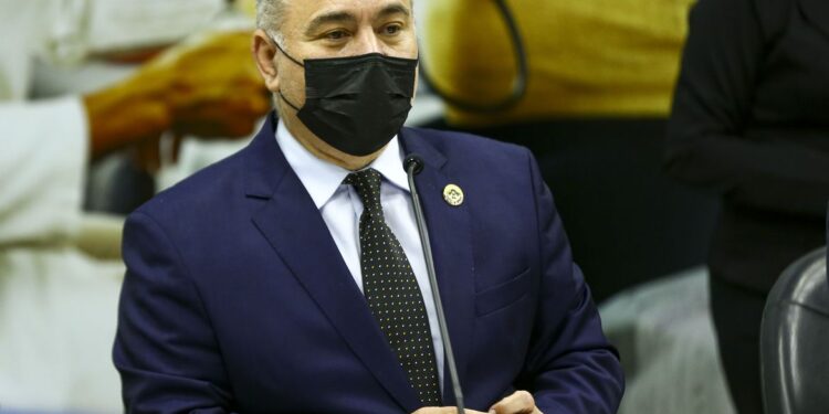 Ministro pede ao Senado para rebaixar covid-19 à situação de endemia