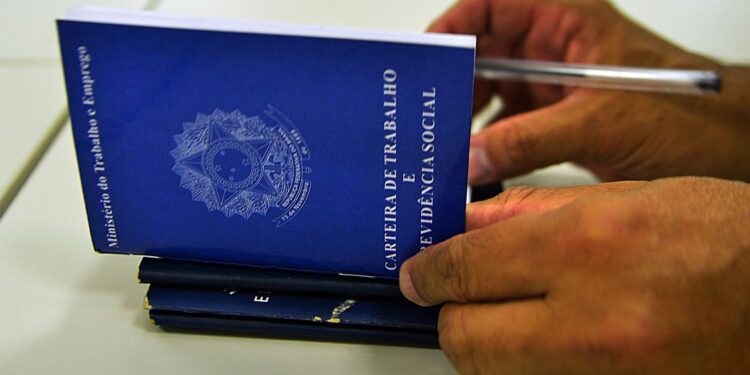 Brasil cria 136 mil vagas de emprego formal em março, mas salários têm nova queda