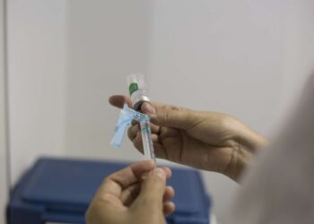 Chuvas colaboram para casos de síndrome gripal; vacina é medida eficaz de proteção