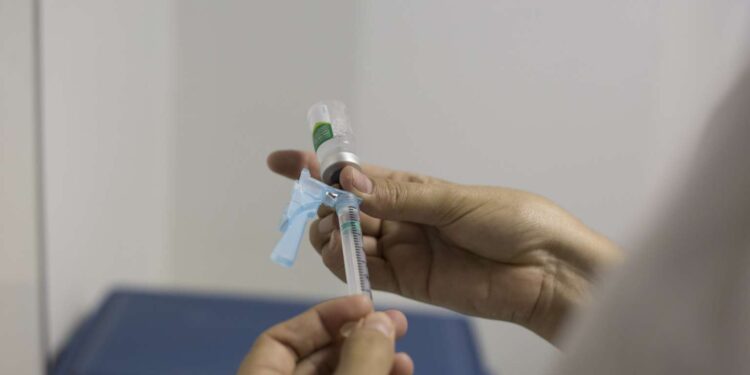 Chuvas colaboram para casos de síndrome gripal; vacina é medida eficaz de proteção