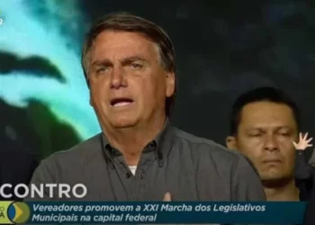 Bolsonaro é recebido com aplausos e gritos pró-Lula em evento de vereadores