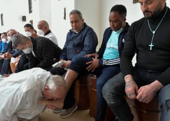 Papa visita prisão italiana para tradicional missa de lava-pés