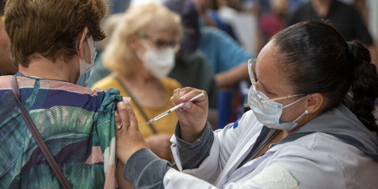 Casos de SRAG por Covid chegam a menor percentual da pandemia