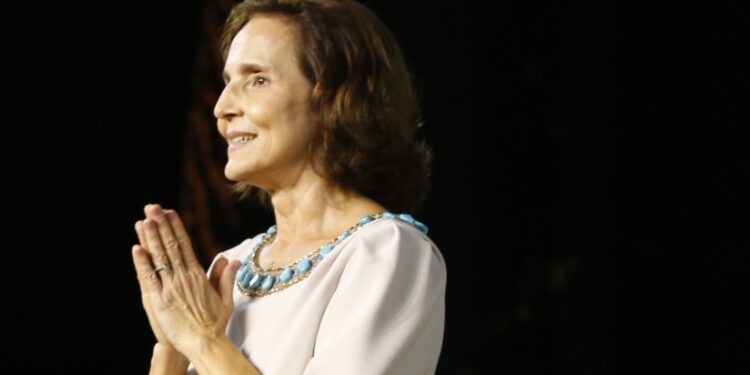 Izolda Cela se torna a primeira mulher a assumir o Governo do Ceará