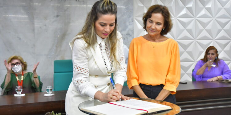 Onélia Santana toma posse como secretária da Proteção Social, Justiça, Cidadania, Mulheres e Direitos Humanos