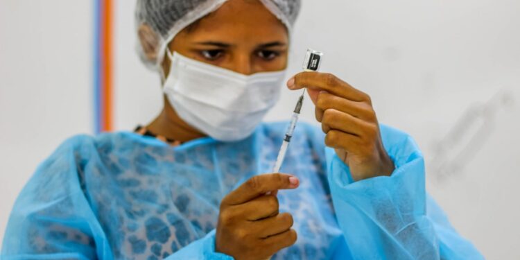 Aracati vacina contra Covid nesta quarta-feira (06); município já vacinou mais de 95% da população com a primeira dose