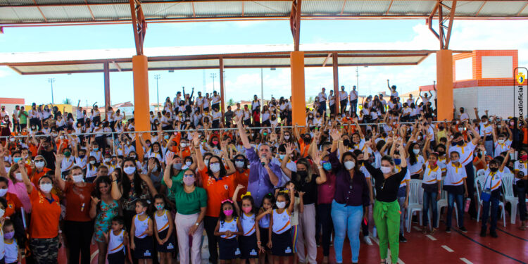 Aracati: alunos e professores da rede municipal recebem novos kits escolares