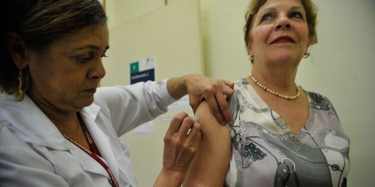 Saiba por que se vacinar contra gripe todo ano