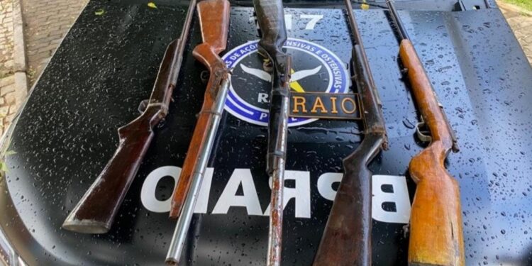 Jaguaruana: CPRaio encontra cinco espingardas escondidas em saco enterrado em estrada