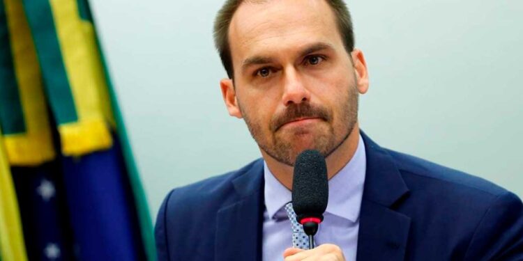 Eduardo Bolsonaro é acionado no Conselho de Ética por ataques a Míriam Leitão