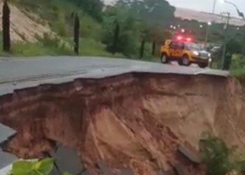 Aracati: estrada que da acesso a praia de Canoa Quebrada é interditada após forte chuva causar deslizamento de terra