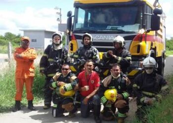 Corpo de Bombeiros debela incêndio em galpão no Aeroporto de Aracati