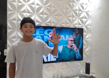 Aracatiense super fã recebe autógrafo na cueca e touca de artistas